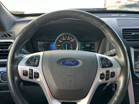 Used 2015 Ford Explorer XLT w/ Equipment Group 202A image 24
