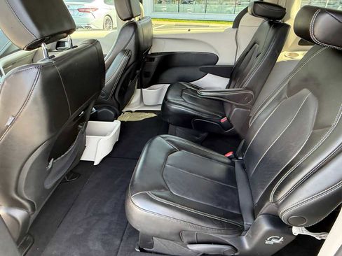 Used 2023 Chrysler Pacifica Touring-L FWD image 16