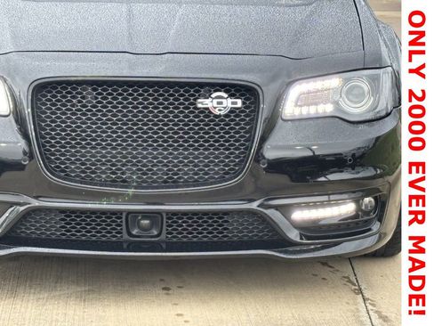 Used 2023 Chrysler 300 C image 7