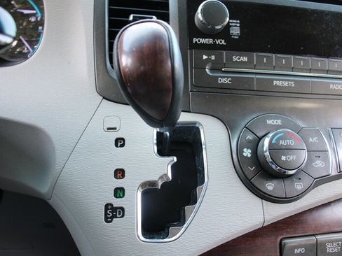 Used 2011 Toyota Sienna XLE w/ Entertainment Pkg image 8