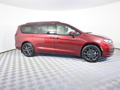 Used 2023 Chrysler Pacifica Touring-L w/ S Appearance Package AWD/4WD image 8