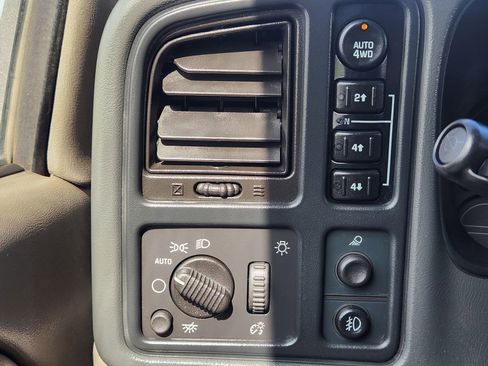Used 2005 Chevrolet Avalanche LT w/ Preferred Equipment Group AWD/4WD image 25