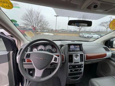 Used 2008 Chrysler Town & Country Touring image 37