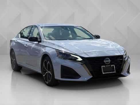 Used 2024 Nissan Altima 2.5 SR FWD image 3