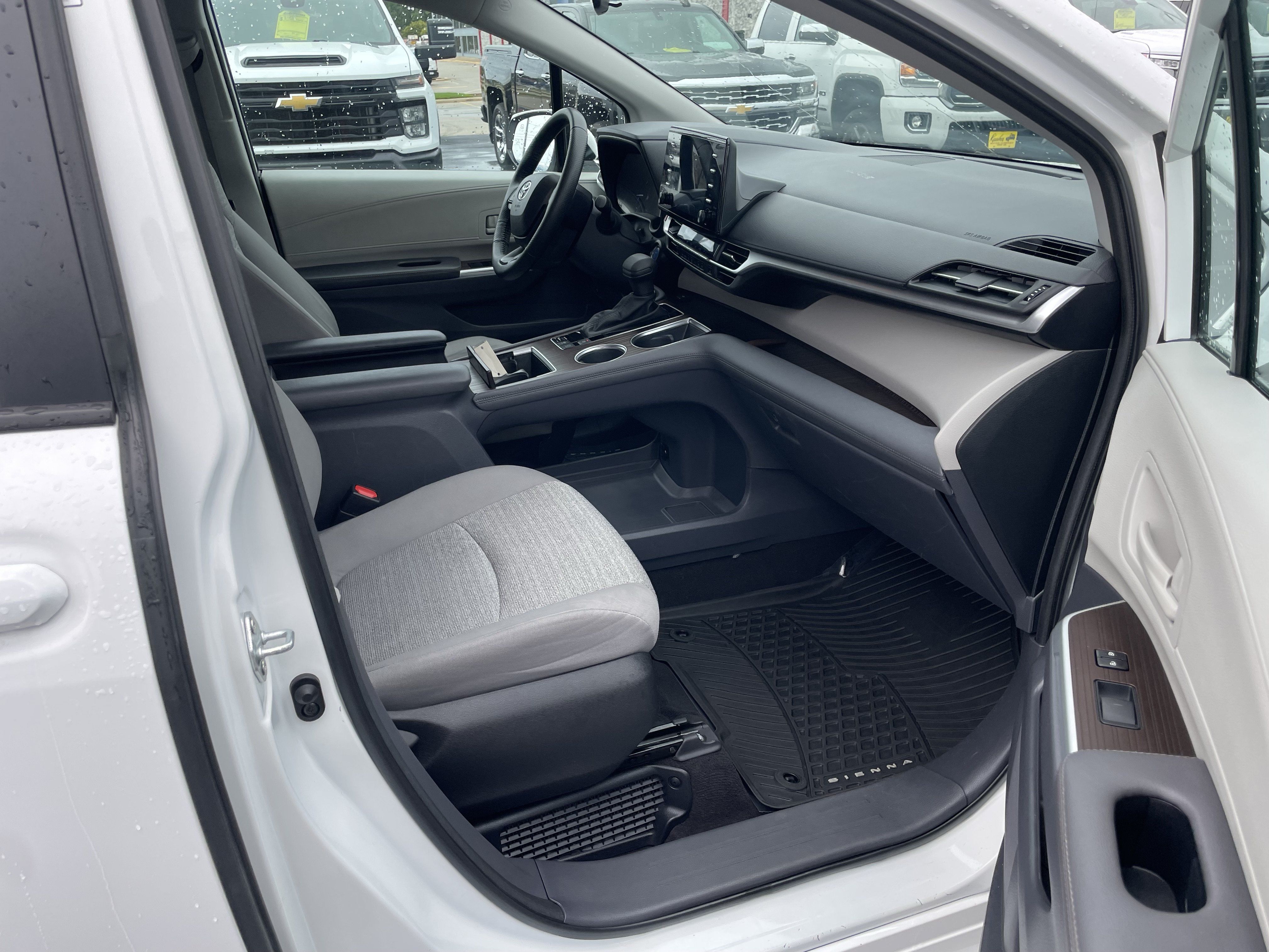 Used 2023 Toyota Sienna LE AWD/4WD image 25