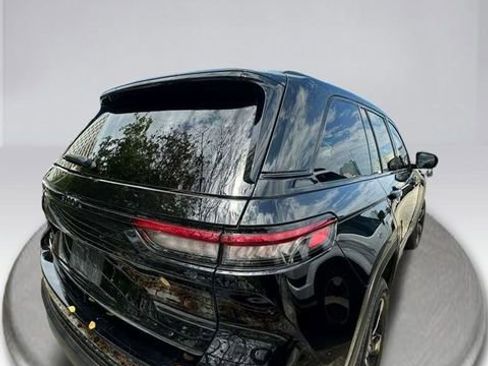 Used 2023 Jeep Grand Cherokee Altitude AWD/4WD image 11