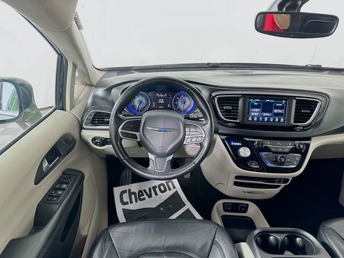 Used 2020 Chrysler Pacifica Touring-L FWD image 22