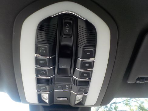 Used 2017 Porsche Macan S image 23