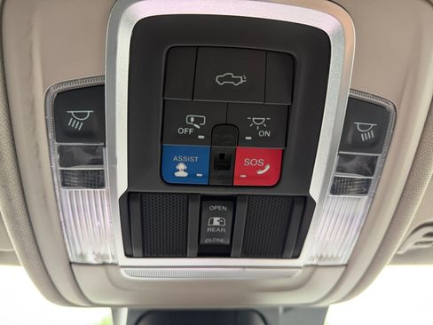 Used 2022 RAM 1500 Laramie AWD/4WD image 17