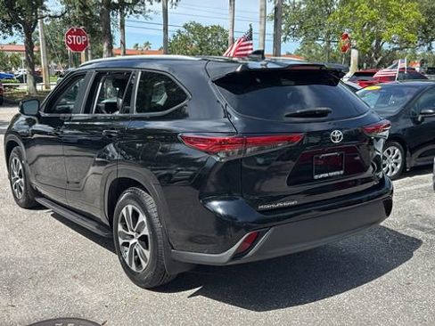 Used 2023 Toyota Highlander XLE FWD image 5