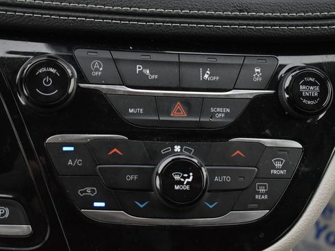 Used 2023 Chrysler Pacifica Limited image 33