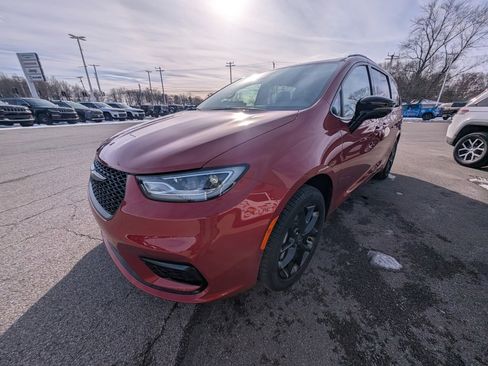 New 2026 Chrysler Pacifica Limited image 8