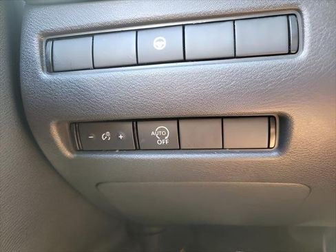 Used 2023 Nissan Rogue SV FWD image 8