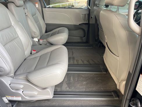 Used 2018 Toyota Sienna XLE image 13