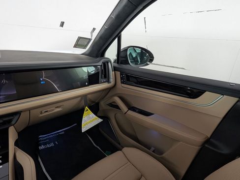 New 2026 Porsche Cayenne GTS image 23