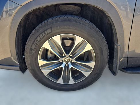 Used 2020 Toyota Highlander XLE image 27