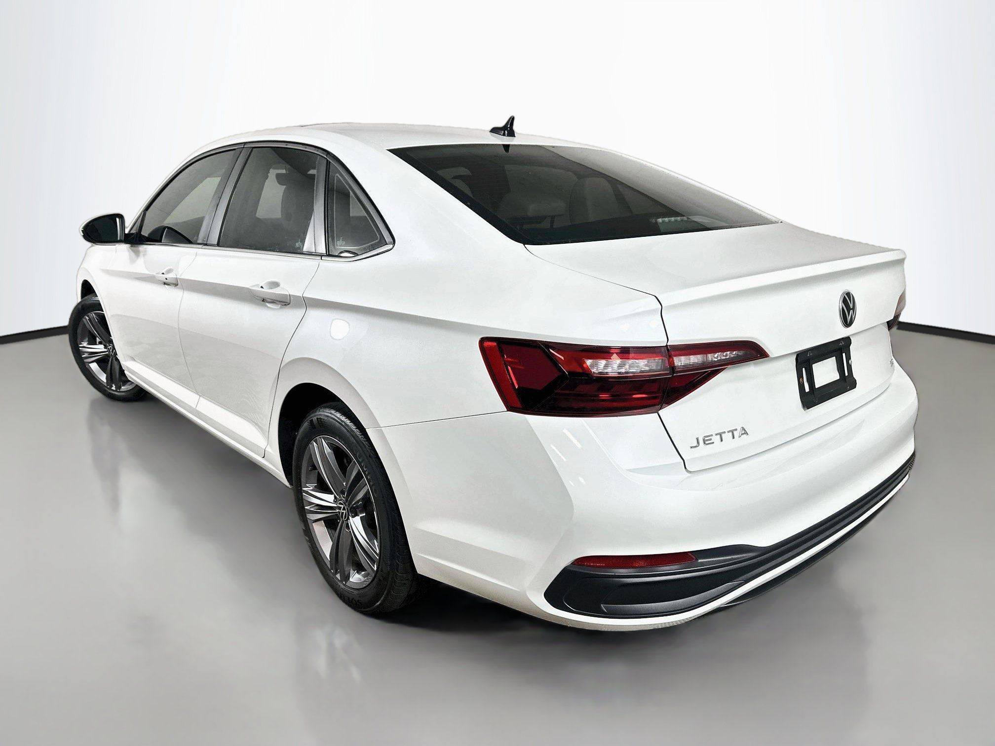 Used 2023 Volkswagen Jetta SE w/ Panoramic Sunroof Package FWD image 5