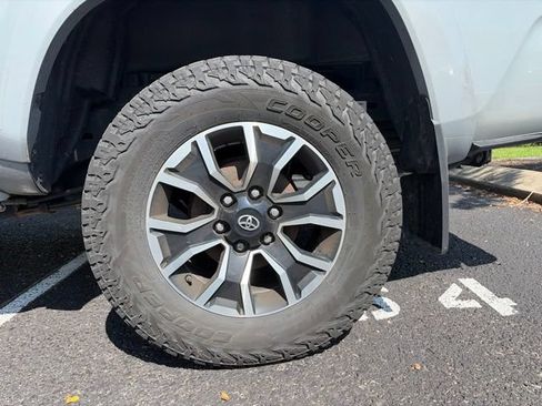 Used 2020 Toyota Tacoma TRD Sport w/ TRD Premium Sport Package AWD/4WD image 10