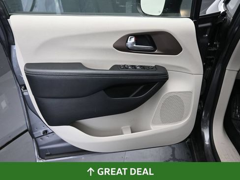 Used 2023 Chrysler Voyager LX FWD image 21