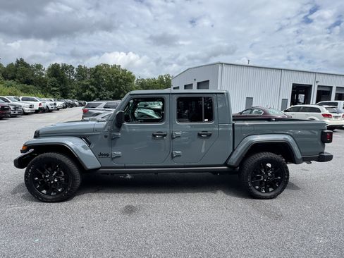Used 2025 Jeep Gladiator Sport AWD/4WD image 8