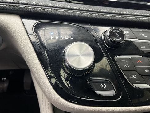 Used 2022 Chrysler Pacifica Limited w/ Uconnect Theater Family Group image 28