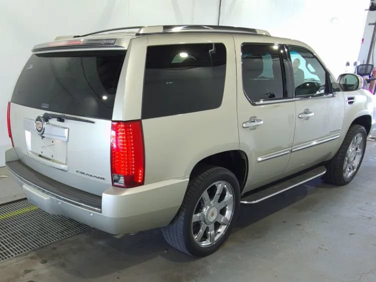 Used 2013 Cadillac Escalade Luxury RWD image 2