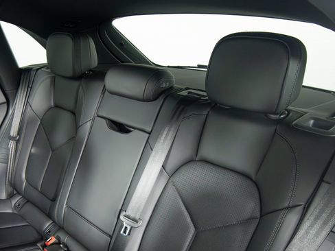 Certified 2026 Porsche Macan AWD/4WD image 40