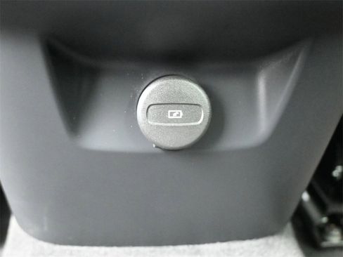 Used 2023 Volvo XC60 B5 Plus w/ Protection Package Premier image 15