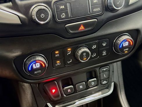 Used 2019 GMC Terrain SLT w/ Preferred Package FWD image 17