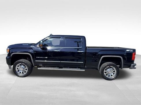 Used 2017 GMC Sierra 2500 Denali w/ Duramax Plus Package AWD/4WD image 7