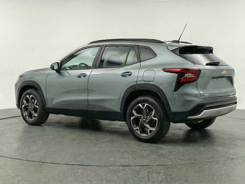 Used 2025 Chevrolet Trax LT FWD image 6