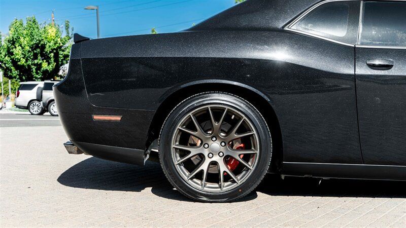 Used 2014 Dodge Challenger SRT8 w/ Harman/Kardon Audio Group RWD image 12