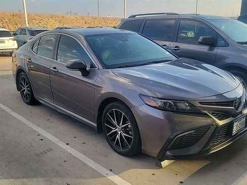 Used 2023 Toyota Camry SE FWD image 2