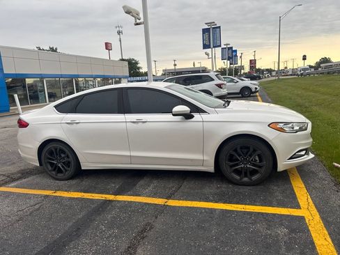 Used 2018 Ford Fusion SE w/ Equipment Group 201A FWD image 4