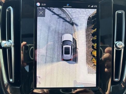 Used 2025 Volvo XC40 B5 Plus image 24