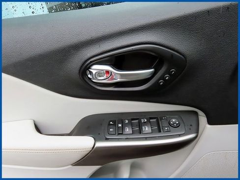 Used 2021 Jeep Cherokee Limited image 12