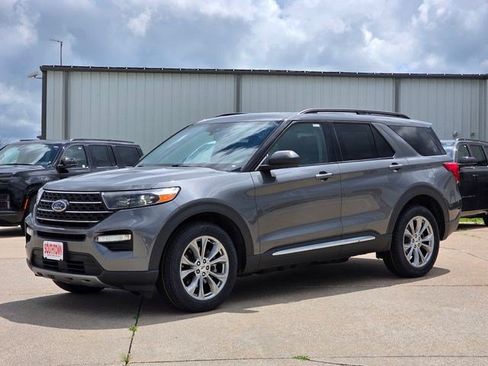 Used 2023 Ford Explorer XLT w/ Equipment Group 202A AWD/4WD image 3