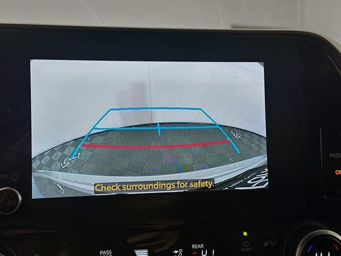 Used 2023 Toyota Highlander LE image 23