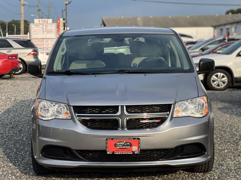 Used 2019 Dodge Grand Caravan SE w/ UConnect Hands-Free Group FWD image 2