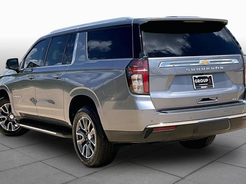 Used 2022 Chevrolet Suburban LT w/ Luxury Package RWD image 12
