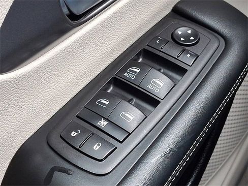 Used 2024 Chrysler Pacifica Touring-L image 25