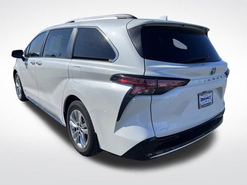Used 2021 Toyota Sienna Limited image 3