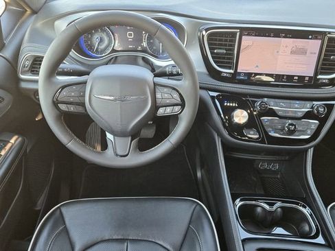 Used 2025 Chrysler Pacifica Limited image 29