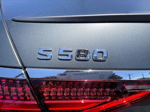 Used 2022 Mercedes-Benz S 580 4MATIC Sedan w/ AMG Line Package image 8