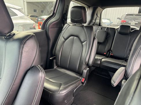 Used 2025 Chrysler Pacifica Select image 41