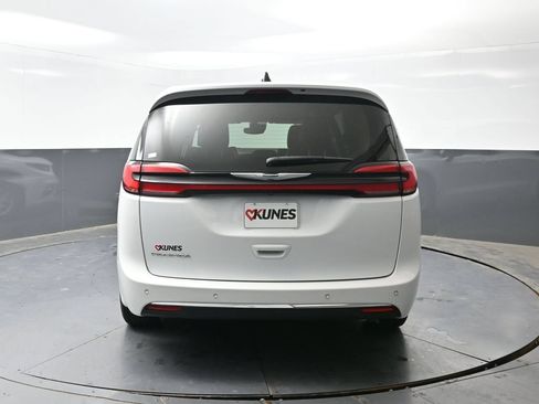 Used 2024 Chrysler Pacifica Touring-L FWD image 13