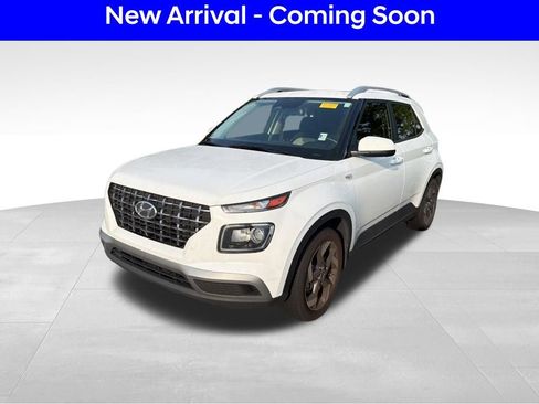 Used 2024 Hyundai Venue SEL FWD image 2