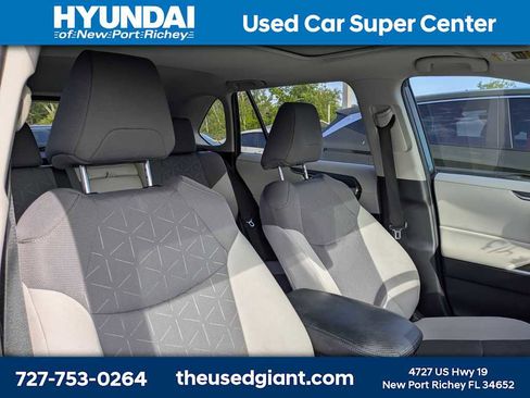 Used 2024 Toyota RAV4 XLE w/ Convenience Package image 9