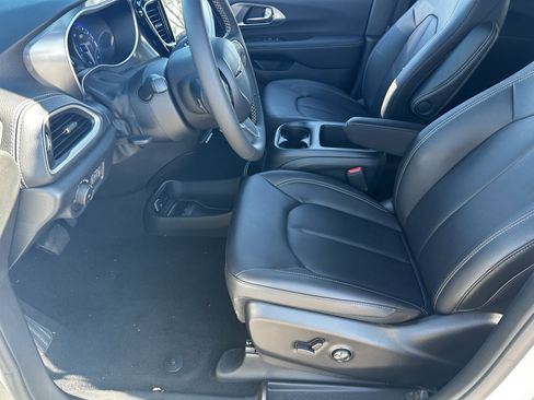 New 2026 Chrysler Pacifica Select image 16
