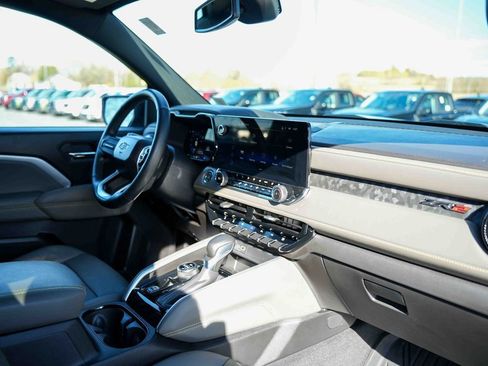 Used 2025 Chevrolet Colorado ZR2 w/ Midnight Edition image 13